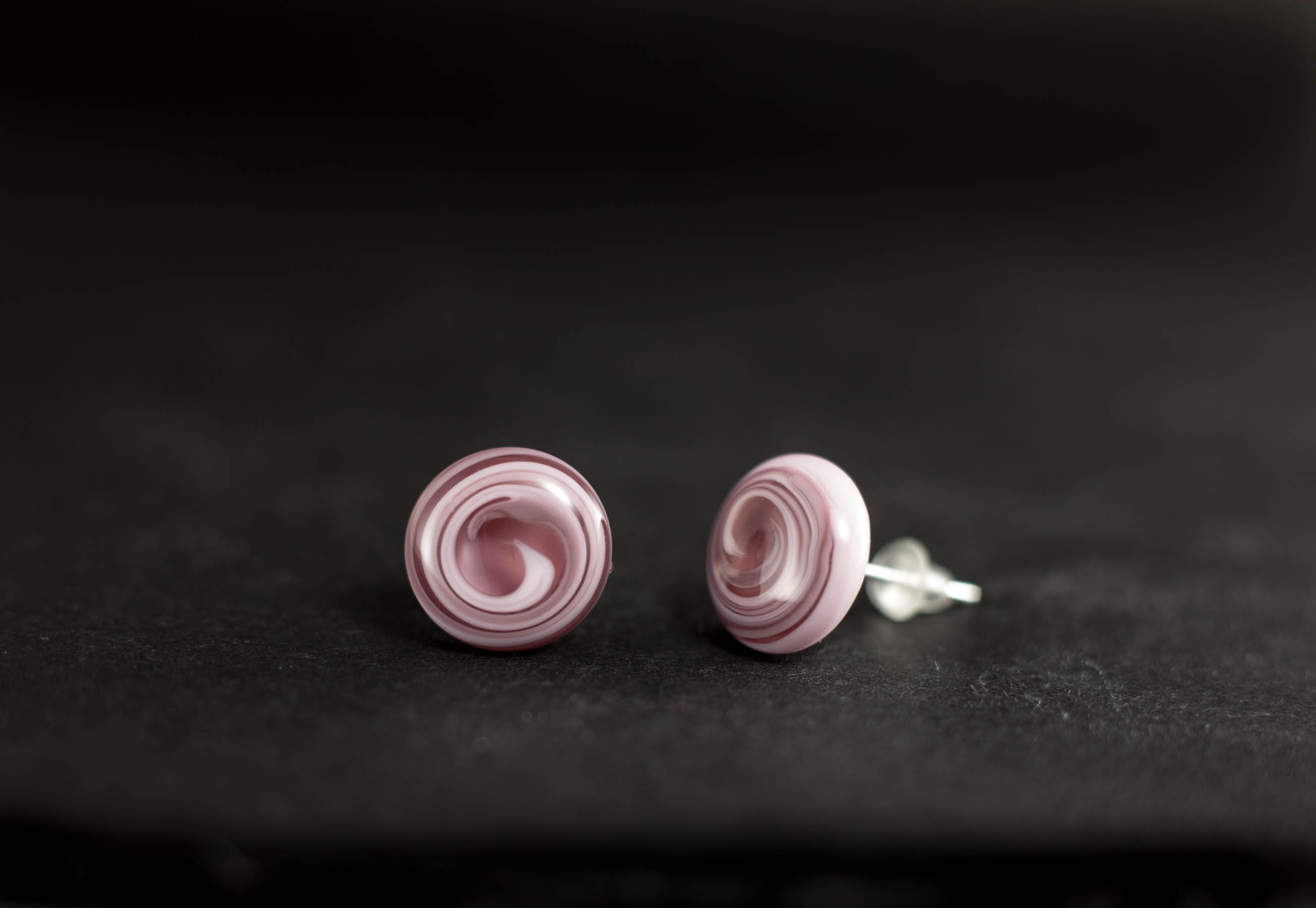 Naušnice Točkice ljubičasta prozirna s roza spiralom